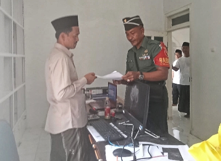 Babinsa Guluk-Guluk Serma Erwis Saat Melakukan Puldata Ter di Desa Pordapor Kecamatan Guluk2, Selasa (13/02/2024)