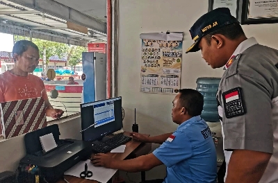 Kepala Rumah Tahanan (Rutan) Kelas IIB Sumenep Ridwan Susilo, Amd, IP, MM di Tempat Pelayanan Kunjungan Tamu WBP