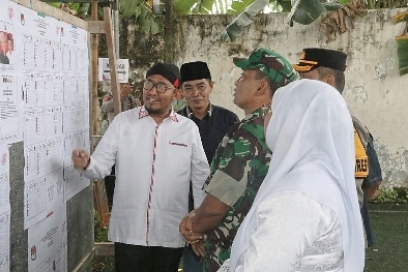 Bupati Achmad Fauzi Wongsojudo, SH, MH Saat Bersama Forkopimda Sumenep Meninjau Pelaksanaan Pemilu 2024, Rabu (14/02/2023).