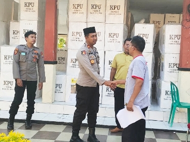 Kapolsek Prenduan IPTU Miftahol Rahman, SH, MH Saat Memimpin Langsung Pelaksanaan Patroli dan Pengecekan Logistik Pemilu di Kantor PPK Pragaan, Jum'at (16/02/2024)
