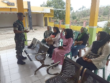 Serka Suwandi Babinsa Pasongsongan Saat Melakukan Giat Komunikasi Sosial dengan Warga Binaan, Minggu (18/02/2024)