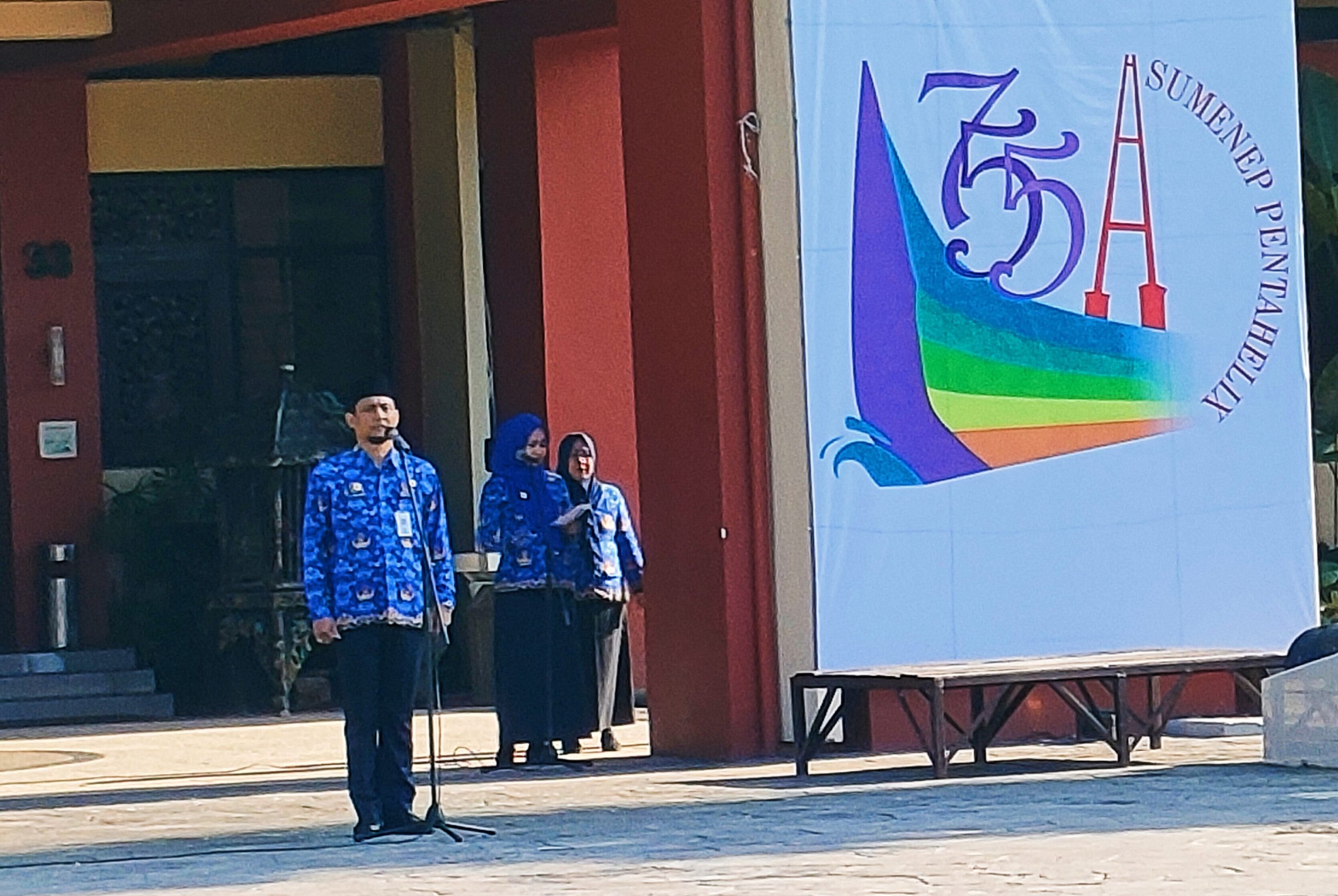 Kepala Dinas Pendidikan Sumenep Agus Dwi Saputra, SSos, MSi Saat Memimpin Apel Upacara Bersama di Halaman Kantor Bupati Sumenep, Senin (18/02/2024)