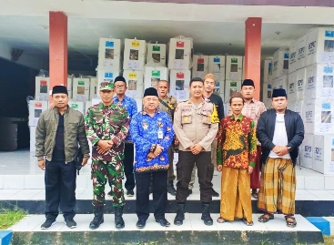 Pastikan Aman, Kapolsek Prenduan Bersama Lima Pilar Cek Keberadaan Logistik Pemilu 2024, Senin (19/02/2024)