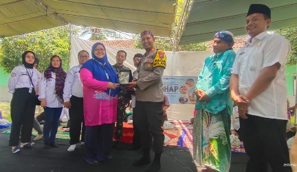 Kapolsek Prenduan IPTU Miftahol Rahman SH MH Saat Memberikan Cinderamata Kepada Yayasan An-Nusyur Desa Aeng Panas Kecamatan Pragaan, Rabu (21/02/2024)