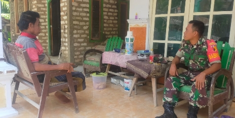Babinsa Koramil 0827/20 Sapudi Koptu Doni Saat Melaksanakan Giat Komunikasi Sosial (Komsos), Sabtu (24/02/2025)