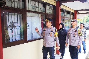 Kapolres Sumenep AKBP Henri Noveri Santoso SH SIK MM didampingi Kasi Humas AKP Widiarti SH dan Kapolsek Lenteng AKP Bondan