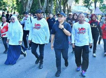 Menpan RB RI Abdullah Azwar Anas Bersama Bupati Achmad Fauzi Wongsojudo dan Wakil Bupati Sumenep Hj Dewi Khalifah Di Acara JJS Special Peringati Tiga Tahun Kepemimpinan Bupati dan Wakil Bupati Sumenep, Minggu (23/02/2024)