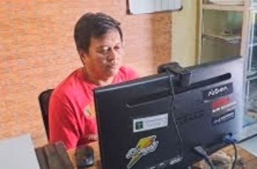 Salah Satu Warga Binaan Pemasyarakatan Rutan Sumenep Saat Mengikat Kegiatan Ibadah Secara Online Platform Zoom Meeting Digelar Ditjenpas Kemenkumham RI, Senin (26/02/2024)