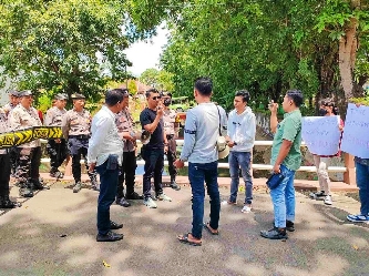 Suasana Pengamanan Aksi Unras Dear Jatim ke Mapolres Sumenep, Senin (26/02/2024)