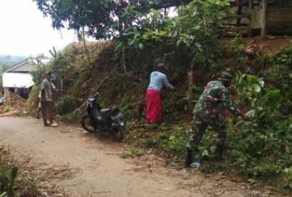 Babinsa Koramil 0827/17 Dungkek Serda Saluki Saat Bergotong Royong Bersama Masyarakat Desa Lapa Laok Kecamatan Dungkek, Senin (26/02/2024)