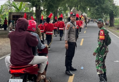 Situasi Pengamanan dan Pengaturan Lalu Lintas Polsek Prenduan Saat Pawai Berlangsung, Selasa (27/02/2024)