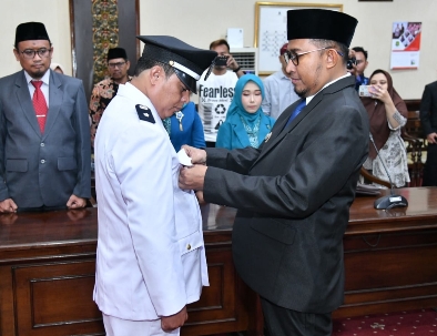 Bupati Achmad Fauzi Wongsojudo, SH, MH Saat Melantik Kepala Desa (Kades) Ahmad Rasidi Sebagai Kades Matanair Kecamatan Rubaru di Ruang Rapat Graha Arya Wiraraja Kantor Pemkab Sumenep, Selasa (27/02/2024) Siang