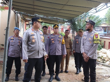Kapolres Sumenep AKBP Henri Noveri Santoso, SH, SIK, MM Bersama PJU Polres Sumenep Saat Pantau Logistik Pemilu 2024 di PPK, Selasa (20/02/2024)