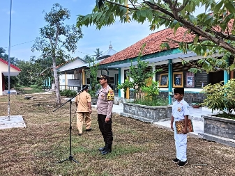 Kapolsek Prenduan, IPTU Miftahol Rahman, SH, MH Saat Menjadi Pembina pada Upacara di SMPN 1 Pragaan, Senin (04/03/2024)