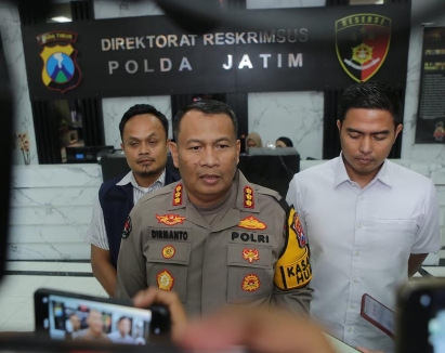 Kabid Hubungan Masyarakat (Kabid) Humas Polda Jatim, Kombes Pol Dirmanto Saat Memberikan Konferensi Pers, Surabaya (05/03/2024)