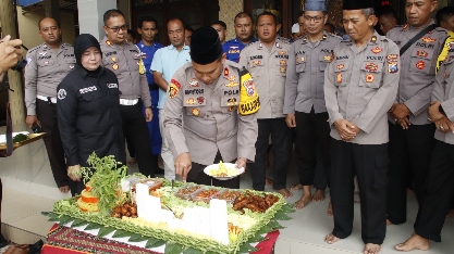Kapolres Sumenep AKBP Henri Noveri Santoso, SH, SIK, MM Saat Potong Tumpeng Di Acara Ulang Tahun Anggota Polres Sumenep, Kamis (07/03/2024)