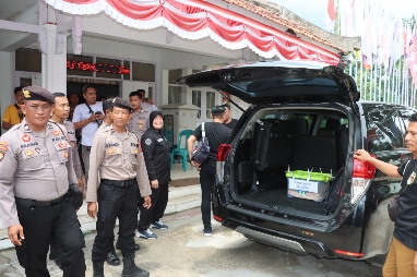Pastikan Keamanan dan Kelancaran, Polres Sumenep Beri Pengamanan dan Pengawalan Distribusi Logistik Pemilu ke KPU Jatim, Kamis (07/03/2024)