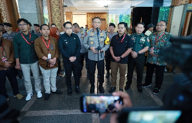Kapolda Jatim Irjen Pol Drs Imam Sugianto MSi Saat Memberikan Konferensi Pers nya, Rabu (06/03/2024) Malam