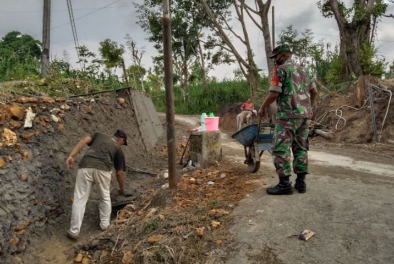 Wujud Nyata Karya Bakti Babinsa Saronggi Bersama Warga Binaan Dalam Pembuatan Tanggul Penahan Tanah, Kamis (07/03/2024)