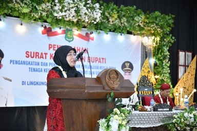 Wabup Sumenep Hj Dewi Khalifah, SH, MH, MPdi Saat Memberikan Sambutan di Acara Penyerahan SK P3K di Gedung Korpri, Jum'at (08/03/2024)