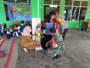 Babinsa Koramil Kota Sumenep, Kopka Taufik Saat Giat Pendampingan Kegiatan Posyandu di Balai Desa Pandian Kecamatan Kota Sumenep, Selasa (12/03/2024)