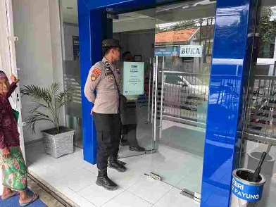 Personel Polsek Prenduan Saat Sambangi Salah Satu Obyek Vital Perbankan di Wilayah Hukum Polsek Prenduan, Rabu (13/03/2024)