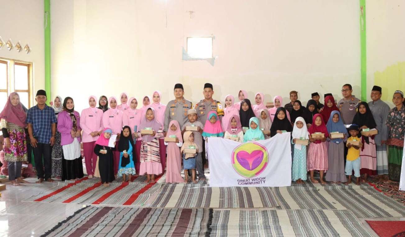 Suasana Saat Kapolres dan Ibu Ketua Bhayangkari Cabang Sumenep Sumenep Berbagi Bersama Anak Yatim di Panti Asuhan Berkah Bumi di Desa Kasengan Kecamatan Manding, Jum'at (15/03/2024)