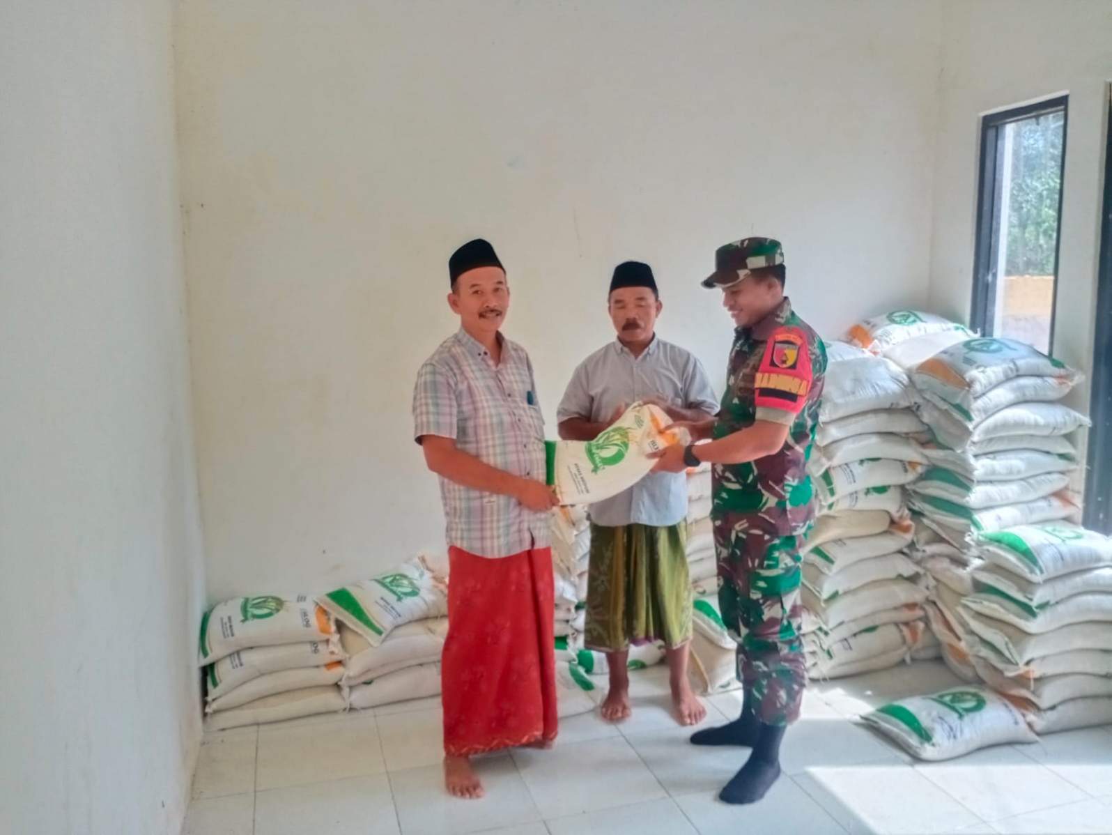 Babinsa Lakukan Pendampingan Pembagian Beras Bulog Di Masyarakat, Sabtu (16/03/2024)