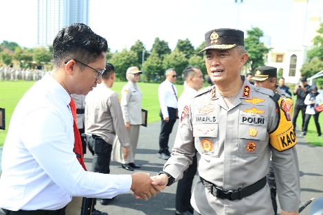 Kapolda Jatim Irjen Pol Drs Imam Sugianto MSi Saat Memberikan Penghargaan Bagi Anggota Yang Berprestasi, Senin (18/03/2024)