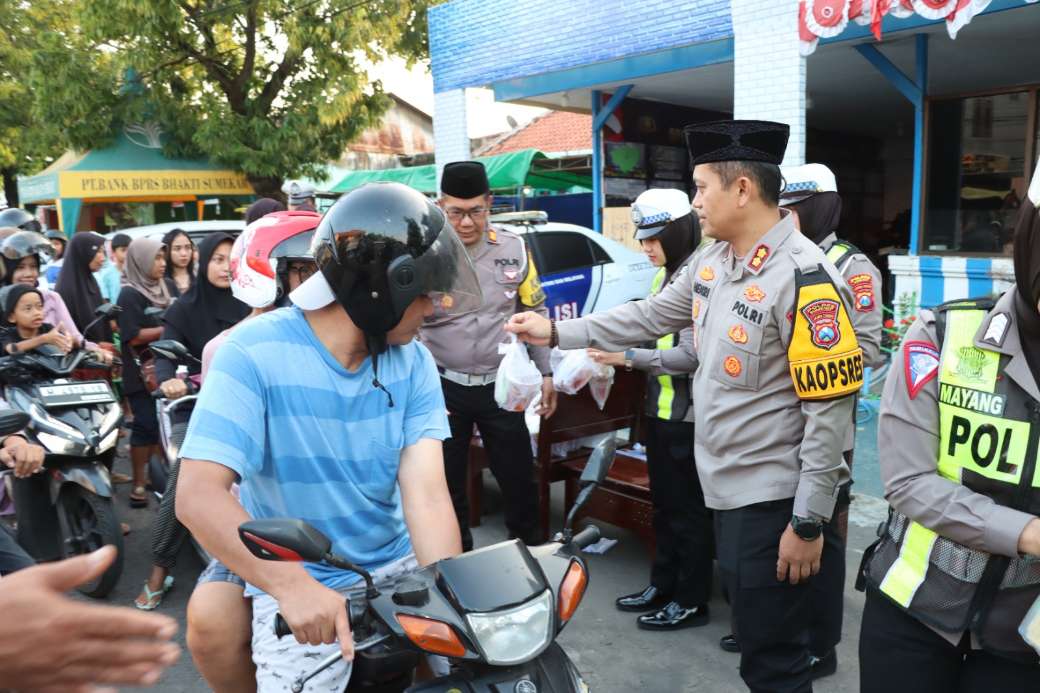 Kapolres Sumenep AKBP Henri Noveri Santoso, SH, SIK, MM Saat Berbagi Takjil Sebagai Bentuk Kepedulian Kepada Sesama di Bulan Ramadhan 1445 H, Rabu (20/03/2024)
