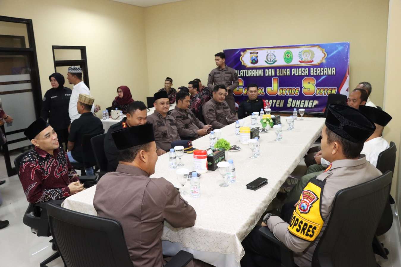 Suasana Berbuka Puasa Kapolres Sumenep Bersama CJS (Criminal Justice System) di Mako Polres Sumenep, Kamis (21/03/2024)