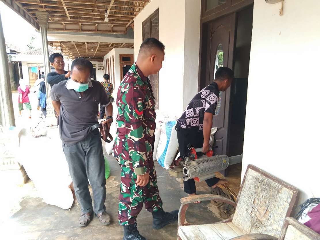 Peduli Kesehatan Warga, Babinsa Dasuk Dampingi Petugas Puskesmas Lakukan Fogging, 23 Maret 2023