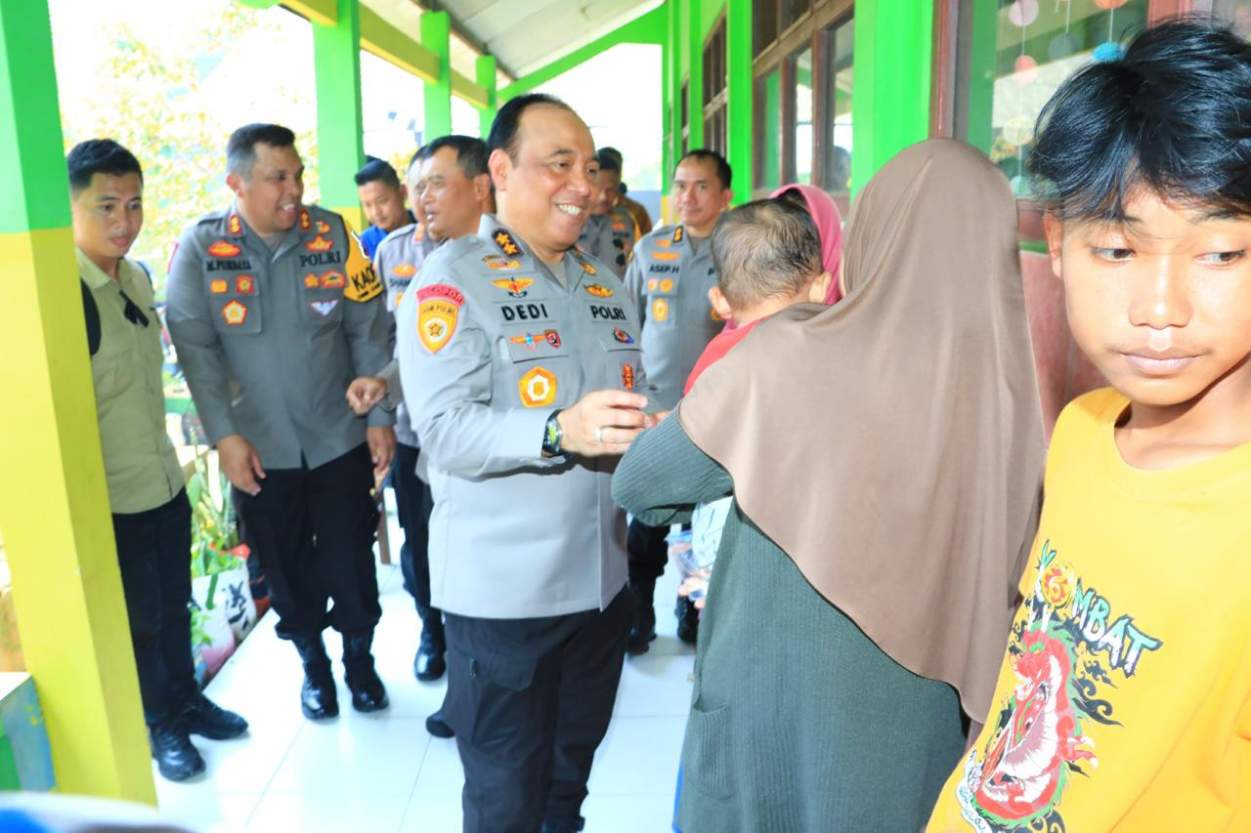 As-SDM Kapolri dan Rombongan Hibur Anak-anak Korban Banjir Demak di Posko Trauma Healing, Minggu (24/03/2024)