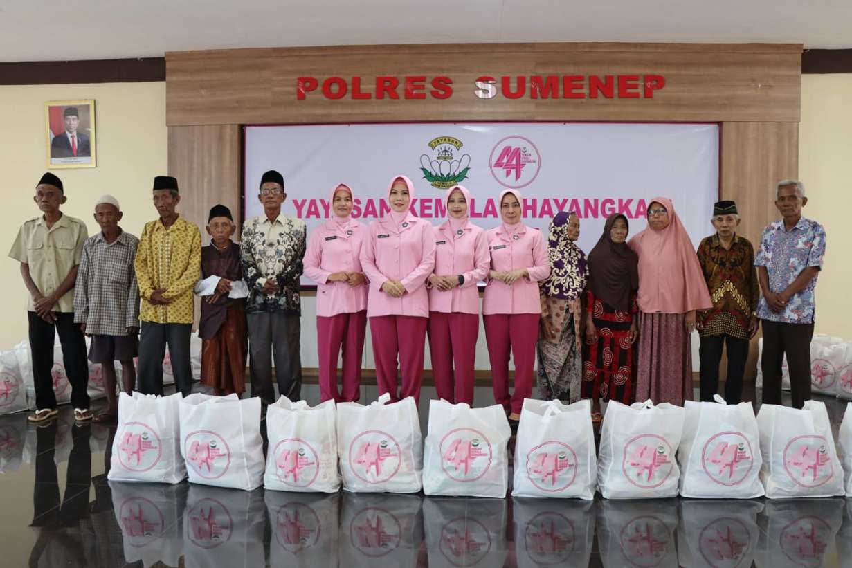 Dalam Rangka HUT ke-44, Yayasan Kemala Bhayangkari (YKB) Gelar Baksos Bagi-Bagi Sembako, Selasa (26/03/2024)