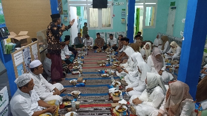 Suasana Kepala Puskesmas Gayam, Encung Haryono, S.Kep, Ns Saat Menggelar Tasyakuran dan Buka Bersama Seluruh ASN Puskesmas Gayam, 31 Maret 2024