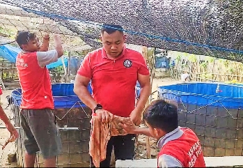 Karutan Sumenep Ridwan Susilo, Amd, IP, MM Saat Memberikan Pelatihan Langsung Pembibitan Lele kepada Warga Binaan Pemasyarakatan Rutan Sumenep