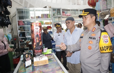 Kapolres Sumenep AKBP Henri Noveri Santoso, SH, SIK, MM Saat Melakukan Pengecekan dan Penertiban Petasan di Salah Satu Toko Penjual Petasan, Rabu (07/03/2024)