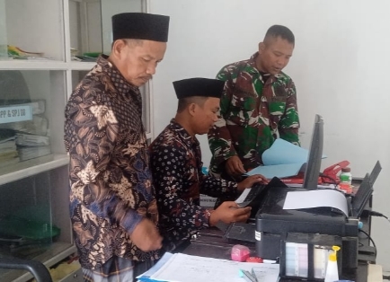 Babinsa Koramil 07 Guluk-Guluk Serda Imron Saat Melakukan Giat Pull Data Ter di Desa Tambuko Kecamatan Guluk-Guluk, Rabu (07/03/2024)