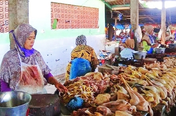 Salah Satu Pedagang Ayam Potong di Pasar Tradisional Anom Sumenep 
