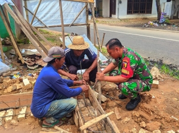 Babinsa Koramil Rubaru Kopda Kalvori Saat Membantu Warga di Desa Banasare Kecamatan Rubaru, Sabtu (09/03/2024)