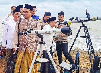 Suasana Rukyatul Hilal di Pantai Taneros Desa Beluk Ares Kecamatan Ambunten Kabupaten Sumenep, Madura, Jawa Timur, Minggu (10/03/2024)