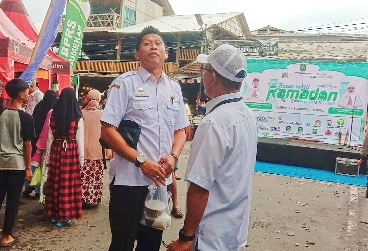 Dirut BPRS Hairil Fajar SE, MM Membelakangi Kamera Berkomunikasi Dengan Kabag Perekonomian Setdakab Sumenep, Rabu (13/03/2024)