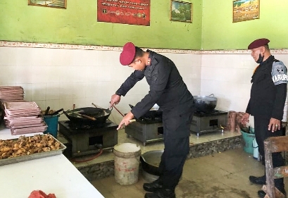 Karutan Sumenep Ridwan Susilo Amd, IP, MM Saat Cek Langsung Menu Buka Puasa Bagi WBP Pastikan Kualitas Makanan Bagi WBP, Kamis (14/04/2024)