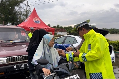 Suasana Pembagian Takjil Satlantas Polres Sumenep Kepada Pengendara Menjelang Berbuka Puasa, Kamis (14/03/2024)