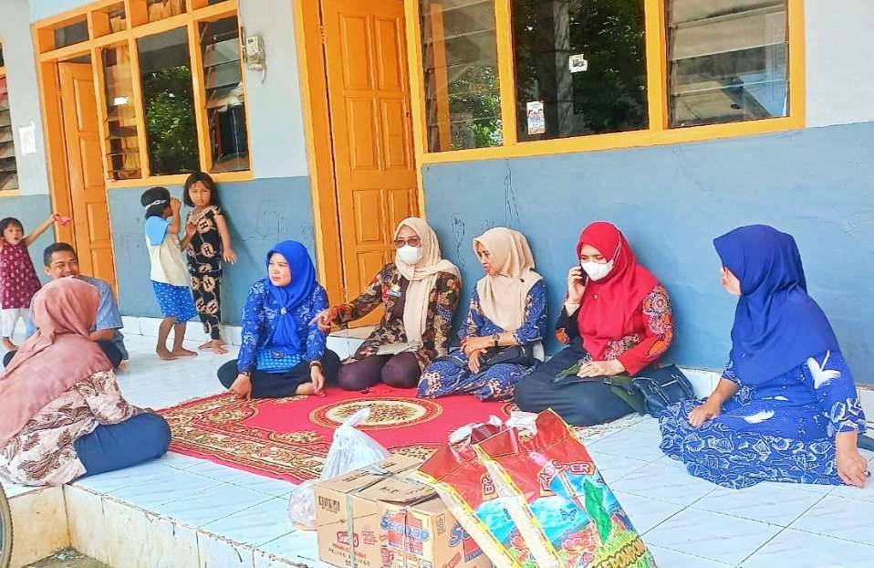 Suasana Kekeluargaan dan Kebersamaan DWP BAPENDA Sumenep Saat Memberikan Santunan Sembako Kepada Yayasan Panti Asuhan Amanah di Desa Lenteng Timur Kecamatan Lenteng, Kamis (21/03/2024)