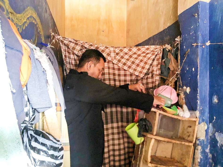 Suasana Penggeledahan Kamar Hunian Warga Binaan Pemasyarakatan (WBP) Rutan Sumenep oleh Petugas Rutan Sumenep, Kamis (21/03/2024)