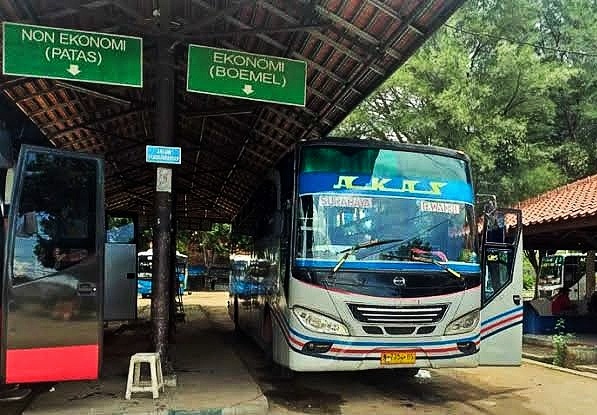 Armada Bus di Satuan Pelayanan Terminal Arya Wiraraja Sumenep Madura Jawa Timur