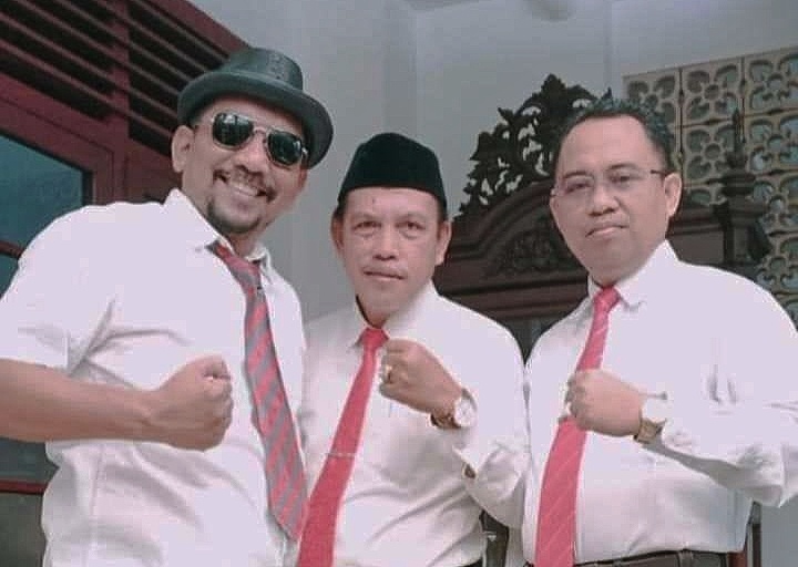 Sekretaris Peradi Madura Raya, M. Marsuto Alfianto, SH, Ketua Peradi Madura Raya, Syafrawi SH, dan Bendahara Peradi Madura Raya, Rausy Samorano SH. MH 