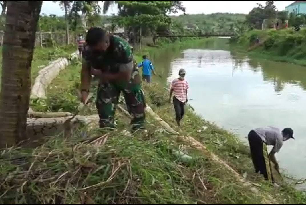 Babinsa Kebunagung Ajak Warga Gotong Royong Membersihkan Area Sungai, Minggu 24 Maret 2024