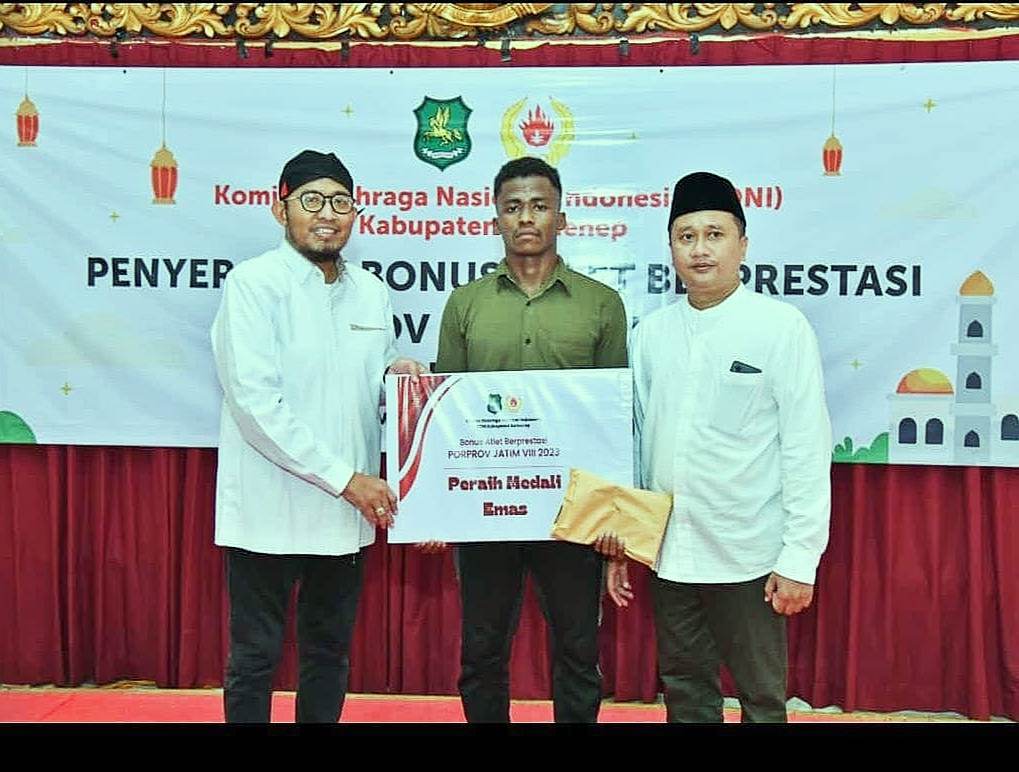 Ketua KONI Sumenep Sutan Hadi Tjahyadi Saat Mendampingi Bupati Sumenep Achmad Fauzi Wongsojudo SH MH Menyerahkan Bantuan Atlet Prestasi 